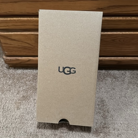 UGG new slippers - Picture 2 of 5